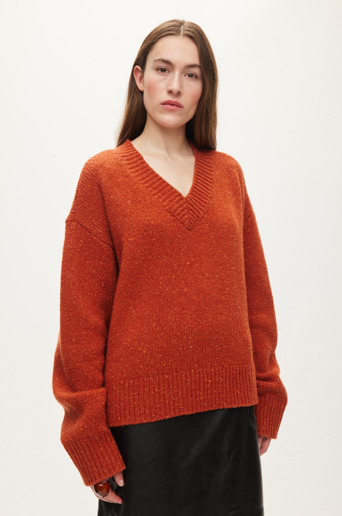 Oval Square Mingus v-neck knit KNITS Rust Red