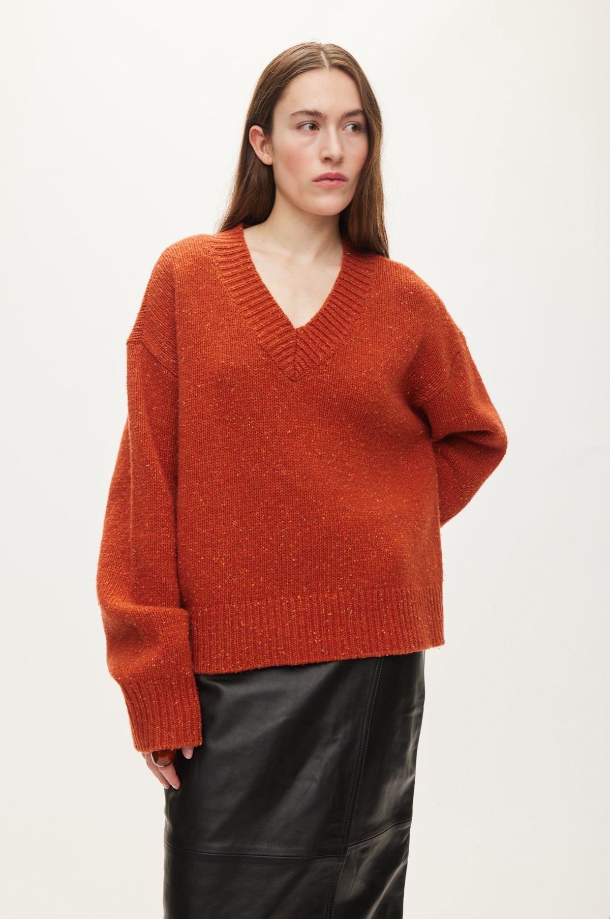 Oval Square Mingus v-neck knit KNITS Rust Red